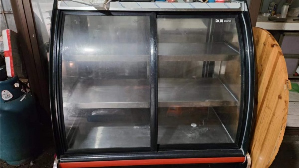 请联低价出售展示柜、电烤炉、电炸锅，买回来用过几次，九成新，